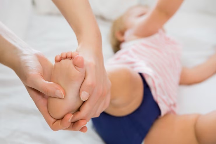 pijat refleksi bayi, titik refleksi telapak kaki, pijat bayi tumbuh gigi, cara mengatasi sembelit bayi, bayi susah BAB, teknik pijat bayi, cara alami meredakan pilek bayi, bonding ibu dan anak.